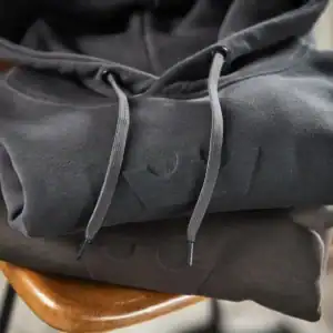 hoodie med embossing