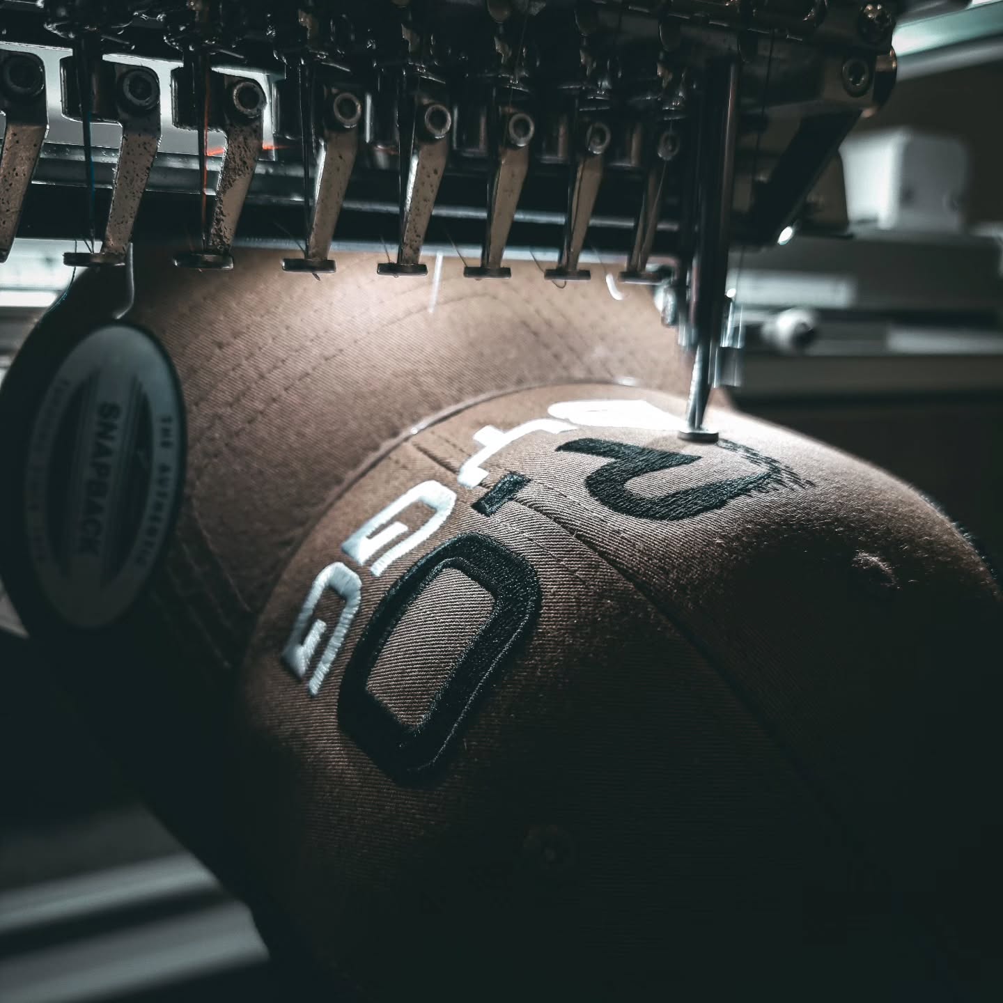 brun truckerkeps med brodyr