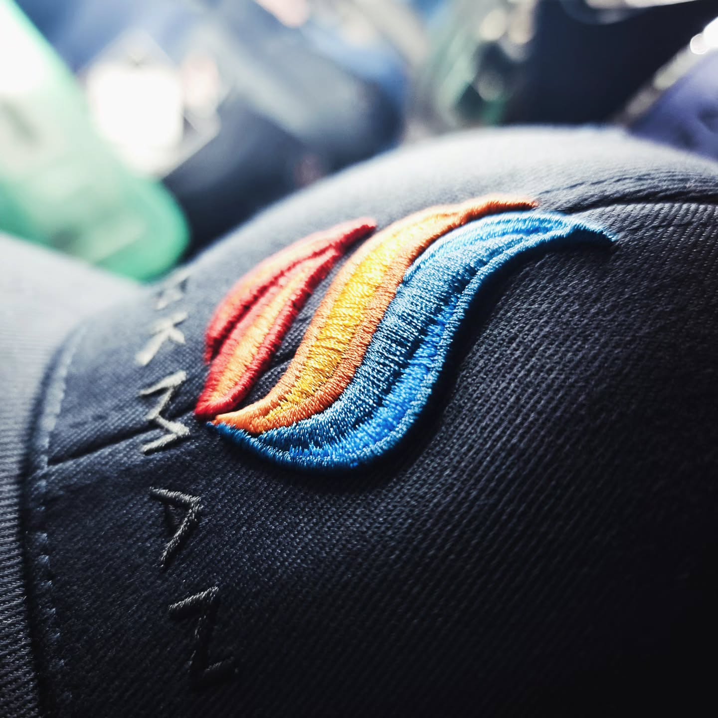 specialbrodyr på keps i flerfärg