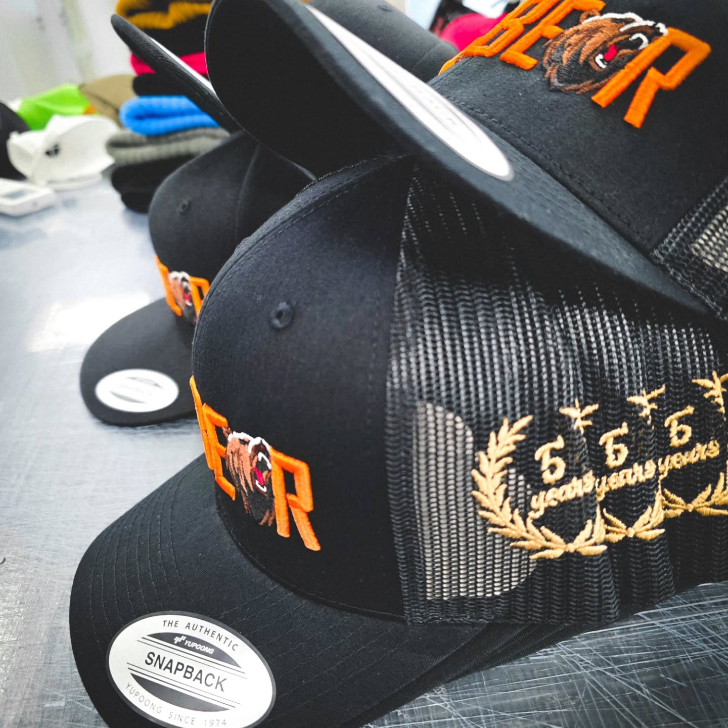 truckerkeps med guldbrodyr