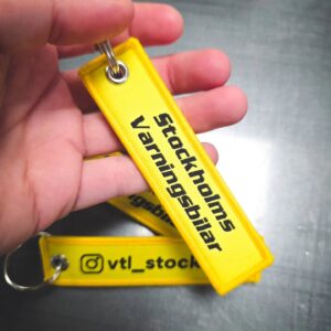 vävda nyckelringar i gult