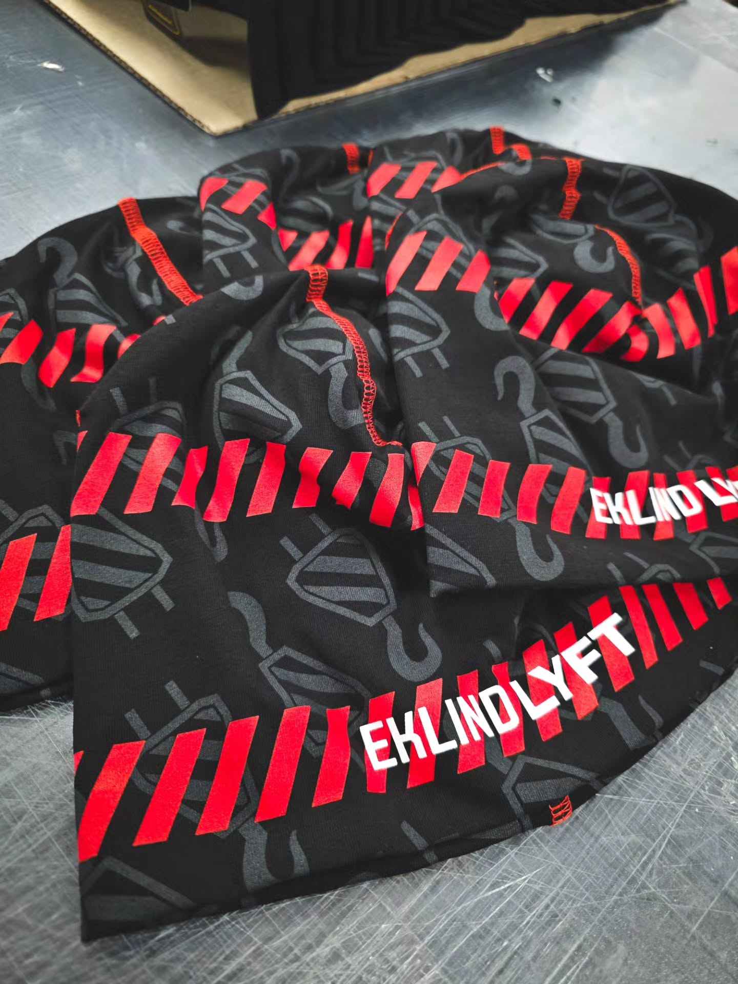 customdesignad beanie med fulltryck och kontrastsömmar