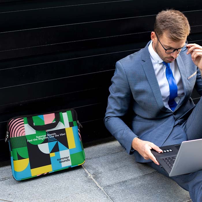 Laptopfodral i sublimerad neopren med dragkedja och framlapp